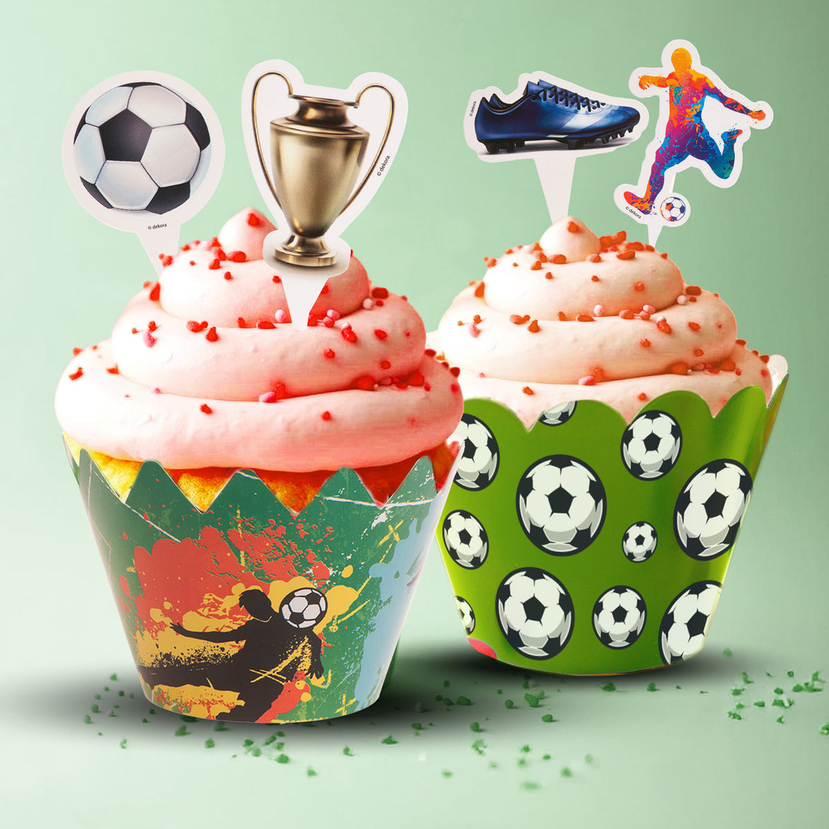 Voetbal cupcake wrappers met toppers (12 stuks)